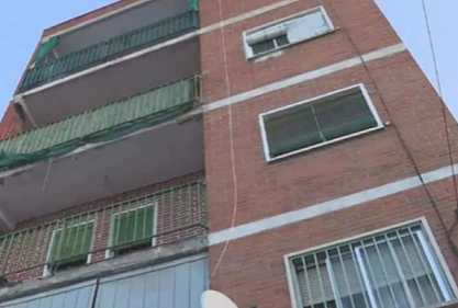 Lo iban a desalojar y se tiró del balcón: descubrieron que escondía el cadáver de su padre para cobrar la pensión