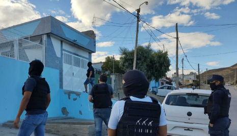 Se enojó con niños que jugaban en la calle, subió al techo y disparó para asustarlos