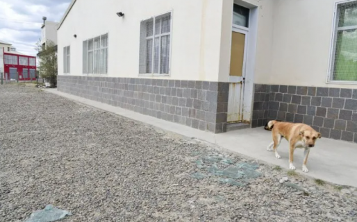 Apuñalaron a un joven y sus amigos causaron daños en un periférico