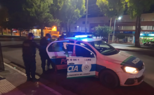 Pese a que el Casino estaba cerrado rompió un vidrio porque quería entrar