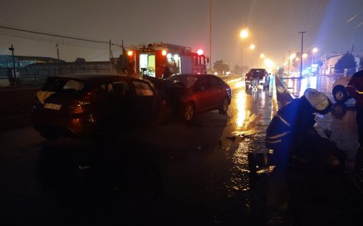 Bomberos debieron rescatar a un conductor tras un fuerte choque