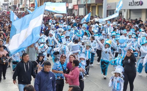 Batucada Comodorense vistió el centro de celeste y blanco