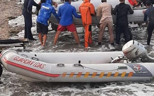 Rescataron a una familia que quedó atrapada en el mar de Caleta Córdova