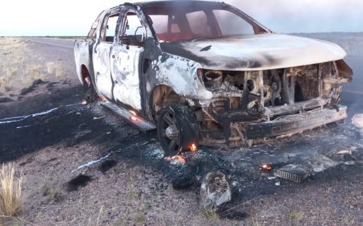 Por un desperfecto en el motor, una camioneta se incendió en plena Ruta