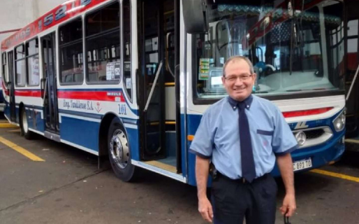 El colectivero que se volvió viral por cantar las paradas: “Siento que hago mejor mi trabajo”