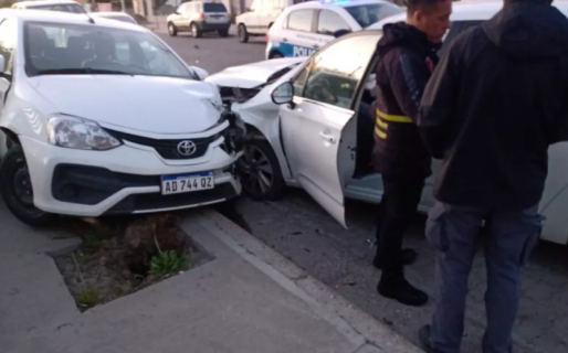 Manejaba borracho e impactó contra dos vehículos estacionados