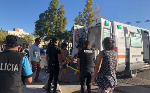 Dos ocupantes de un Corsa terminan heridos al chocar contra un colectivo