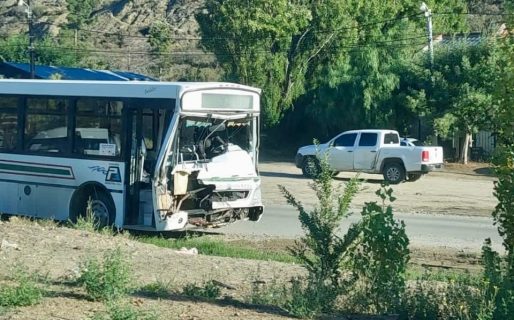 Choque de un colectivo en Barrio Saavedra