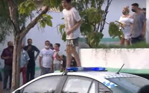 Familiares de víctimas de la cocaína envenenada atacaron a un patrullero