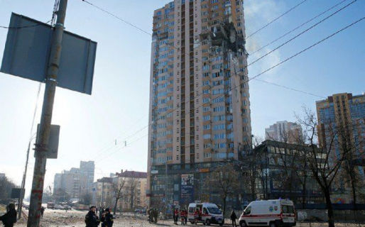 El momento donde un misil impacta contra un edificio ucraniano