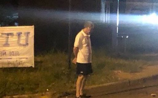 Desde hace tres años, un padre espera a su hija todas las noches en la parada del autobús para acompañarla a su casa