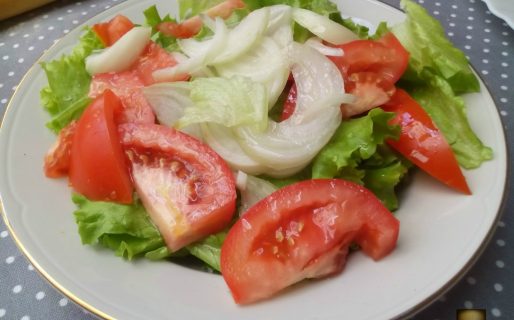 Salió a comer, pidió una ensalada y encontró un ingrediente asqueroso: “Estaba masticando un dedo humano”