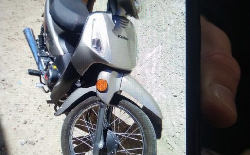 Le robaron la moto que dejó estacionada con las llaves escondidas en el asiento