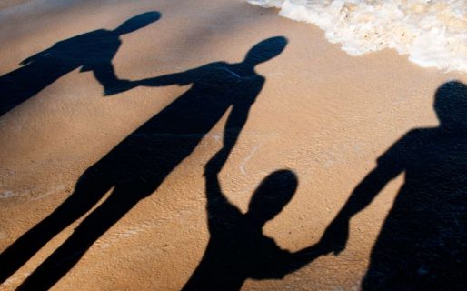 Un juez respetó los deseos de un nene y permitió que tenga el apellido de su mamá y de sus dos papás