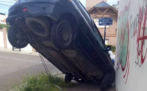 Le fallaron los frenos y terminó arriba del tensor de una palma de luz