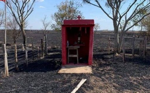 ¿Milagro? Una casilla del Gauchito Gil sobrevivió a los incendios en Corrientes