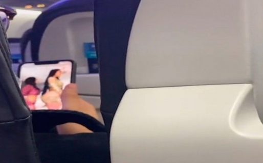 En pleno vuelo, filmaron a un joven mirando pornografía mientras su pareja dormía