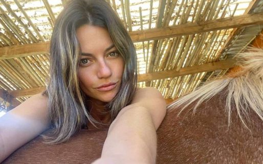 En bikini, a caballo: acusan a Jujuy Jiménez de maltrato animal