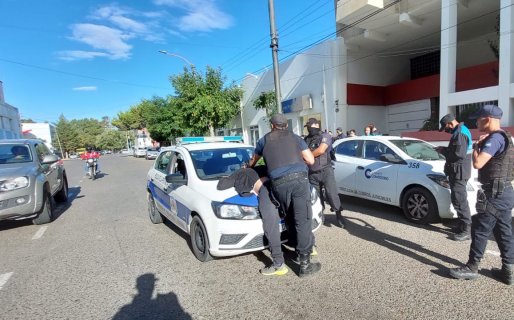 Lo vio distraído y le robó el celular, pero terminó detenido porque se fugó en dirección a la comisaría