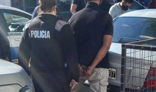 Entraba a robar a comercios y obligaba a desnudar a sus víctimas