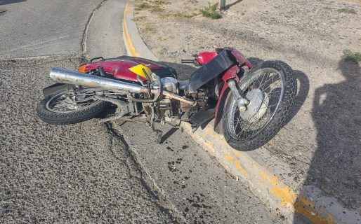 Un remis chocó a un motociclista en Km 5