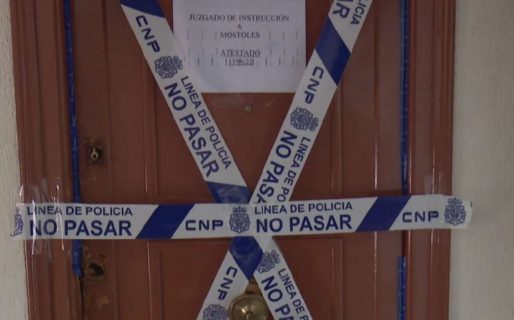 Iban a desalojarlo y se tiró por el balcón: descubrieron que dormía con el cuerpo de su papá