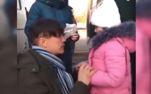 El impactante video donde un padre ucraniano se despide de su hija para defender su país