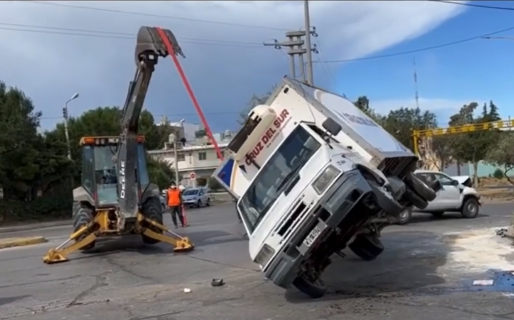 VIDEO: El camión volcado dos veces estuvo al borde de sufrir otra desgracia