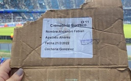 Insólito: le tiraron las cenizas de un familiar a un grupo de hinchas de Racing durante el partido