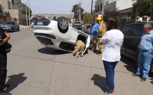 Se distrajo, perdió el control del auto, chocó y terminó volcando