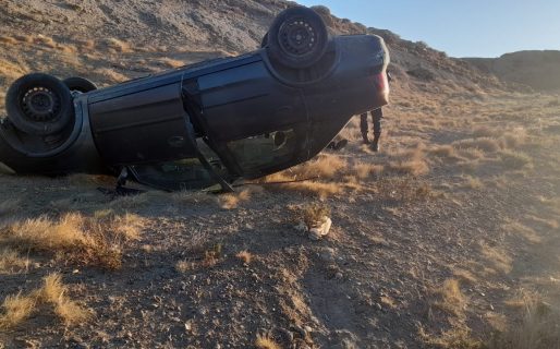 Perdió el control de auto, despistó y terminó volcando en el Camino del Centenario