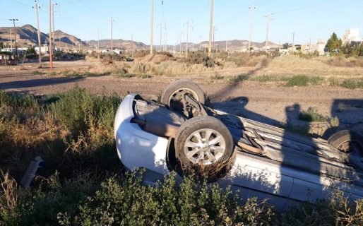 Un oficial de Prefectura volcó en la rotonda de Km 5