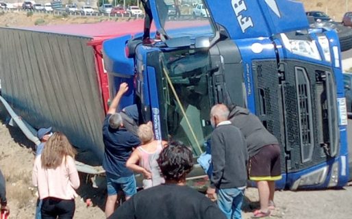Volcó un camión en Km 4 y el conductor quedó atrapado