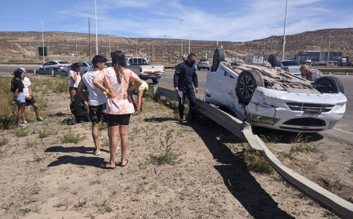 Vuelco en rotonda de 3 y 26