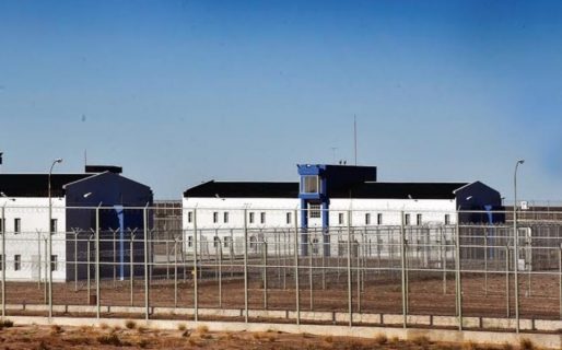 Un preso denunció que fue obligado a practicarle sexo oral a otros tres reos