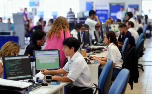 Desde la pandemia hay 200.000 empleados públicos más, el empleo privado recuperó la caída