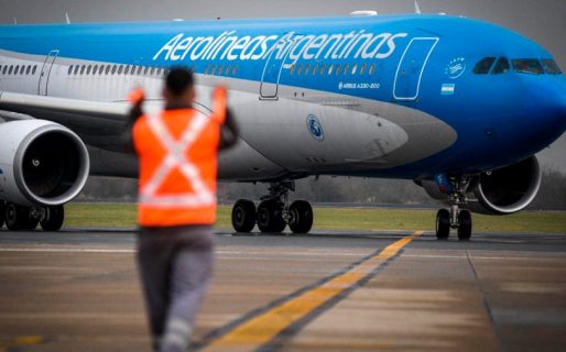 Terror en un vuelo de Aerolíneas Argentinas: estallaron las ventanillas en pleno viaje