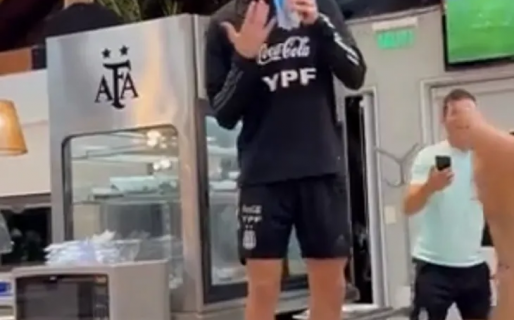 El «bautismo» de Garnacho en la Selección cantando arriba de una silla