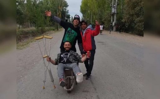 Qué amigos: lo llevaron fracturado en una carretilla al recital de La Renga