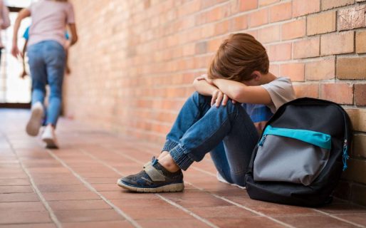 Nenes de 9 años ataron a una silla a un compañero y le arrancaron las pestañas
