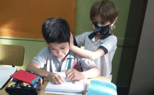 Tienen 7 años y protagonizaron una foto que se volvió viral: “¿Cómo no aprender de estos niños?”