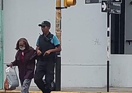 Tierno gesto: un policía de Trelew ayudó a una anciana a cruzar la calle con sus compras