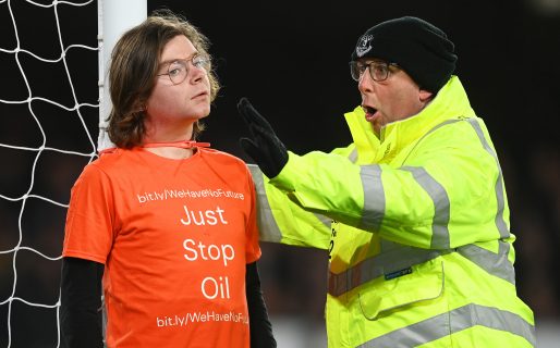 Un joven militante ecologista se ató al palo del arco en medio de un partido de Premier League