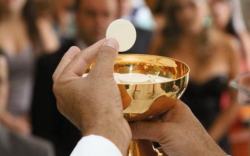 Un sacerdote le negó una hostia a un indigente: “¿Será que Dios lo hubiera ignorado?”