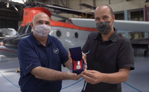 Su padre peleó en Malvinas y murió sin conocerlo: ahora recibió una medalla que le pertenecía