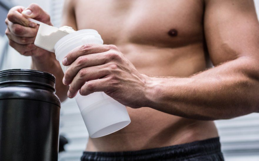 Un entrenador personal murió tras prepararse una bebida energética que equivalía a 200 tazas de café