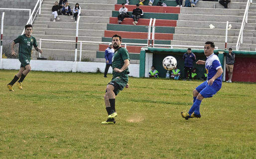 Fútbol local: Portugués va por el título y Ferro por el milagro