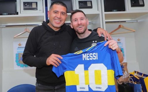 Messi posó con la camiseta de Boca que le regaló Riquelme con su nombre