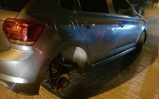 Dos hombres fueron sorprendidos por la policía mientras robaban cubiertas