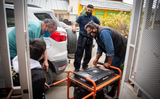 La SCPL suma más entregas de generadores a vecinos electrodependientes de Comodoro y Rada Tilly
